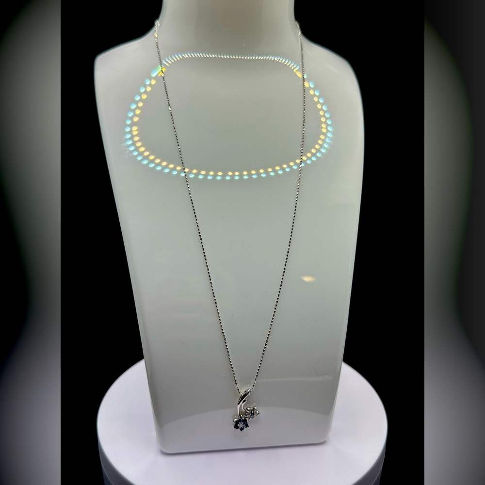 18k White Gold with diamond flower necklace